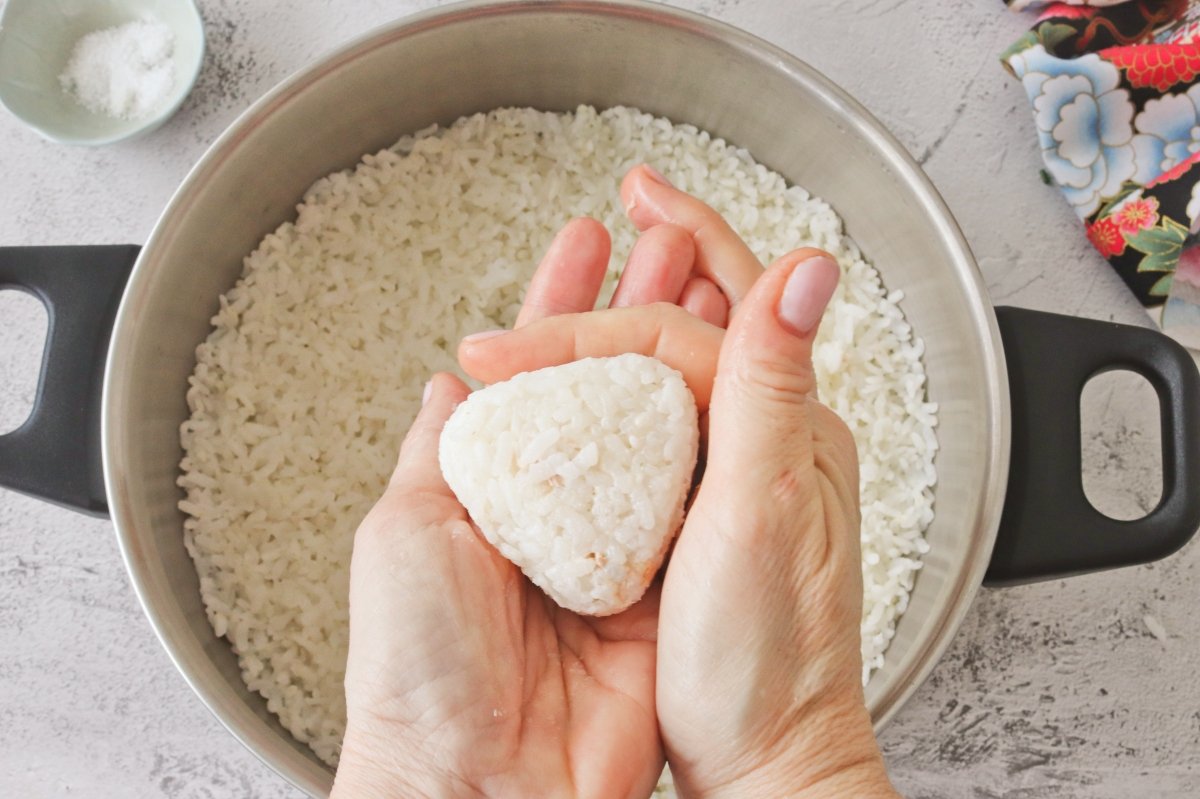 Dar forma a los onigiri