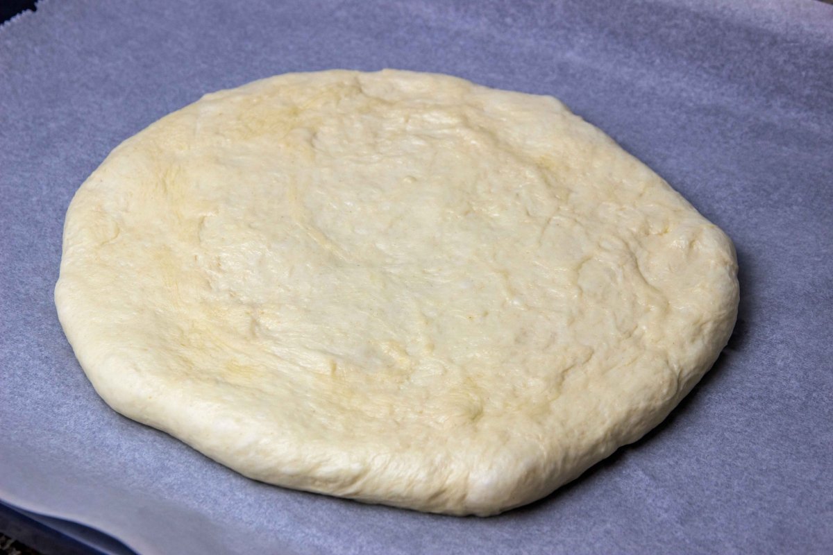 Dar forma al pan y dejar reposar en la bandeja de horno