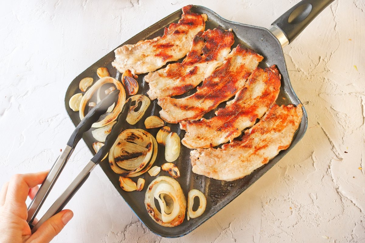 Dar la vuelta a la panceta para el samgyeopsal