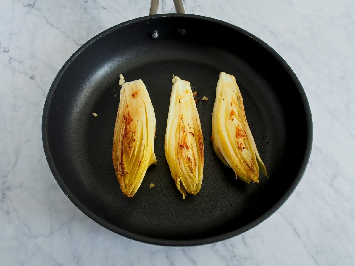 Dar la vuelta a las endivias y cocinar 2 minutos más