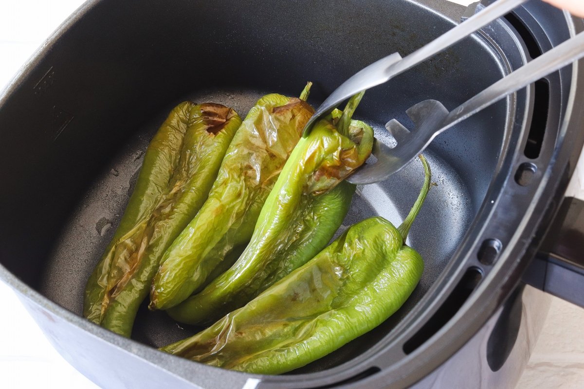 Dar la vuelta a los pimientos fritos en freidora de aire