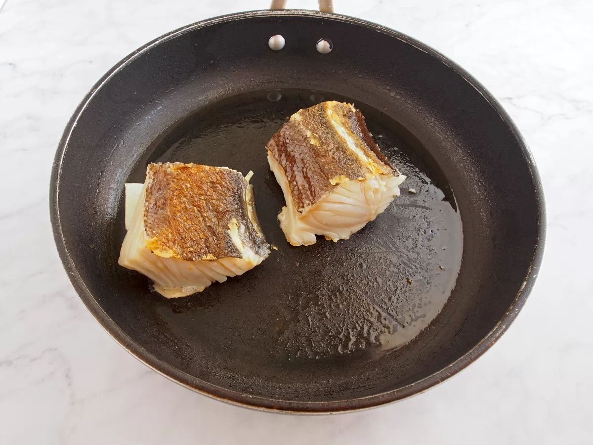 Bacalao a la plancha 4 Dar la vuelta al bacalao y cocinar 2 minutos más