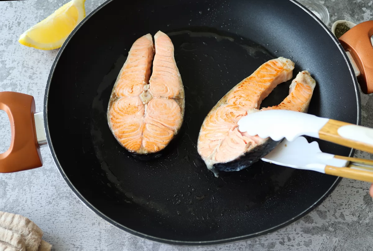 Dar la vuelta al salmón a la plancha fácil