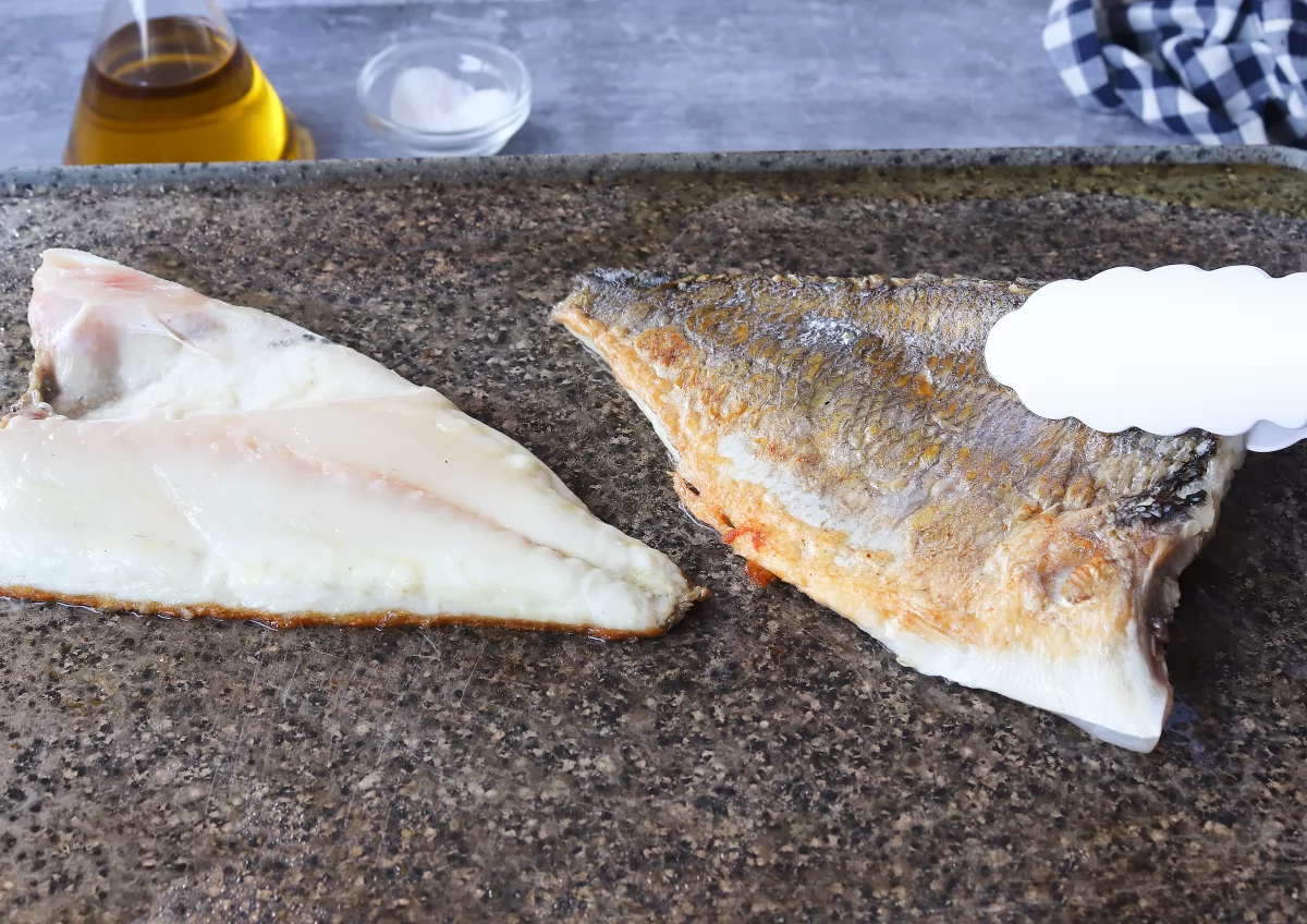 Dar la vuelta lomos de dorada a la plancha