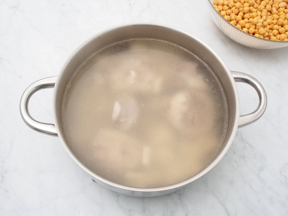 Dar un hervor previo al estómago y pata de ternera para los callos a la gallega