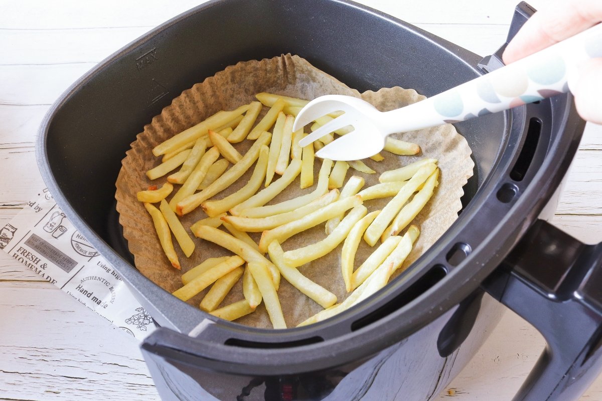 Dar una vuelta a las patatas congeladas fritas en freidora de aire