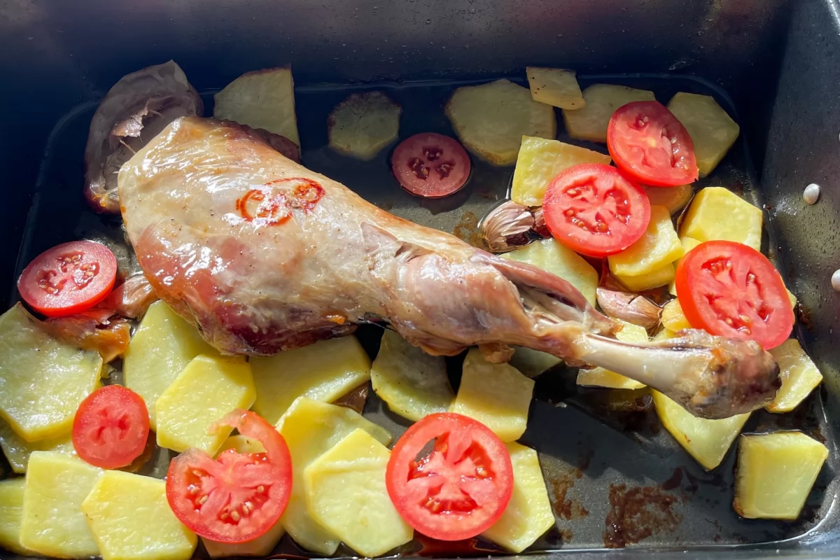 Darle a la paletilla el último volteo y añadir el tomate cortado en rodajas *