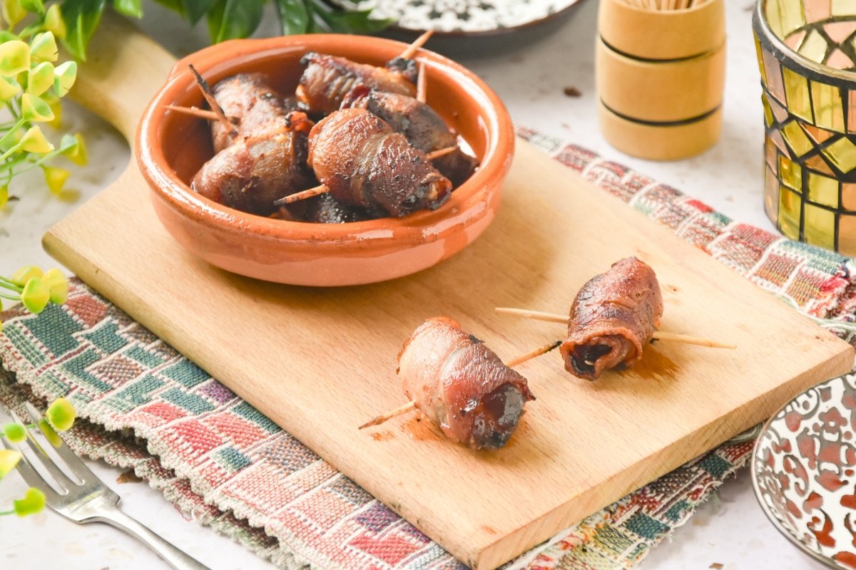 Dátiles con bacon listos para comer