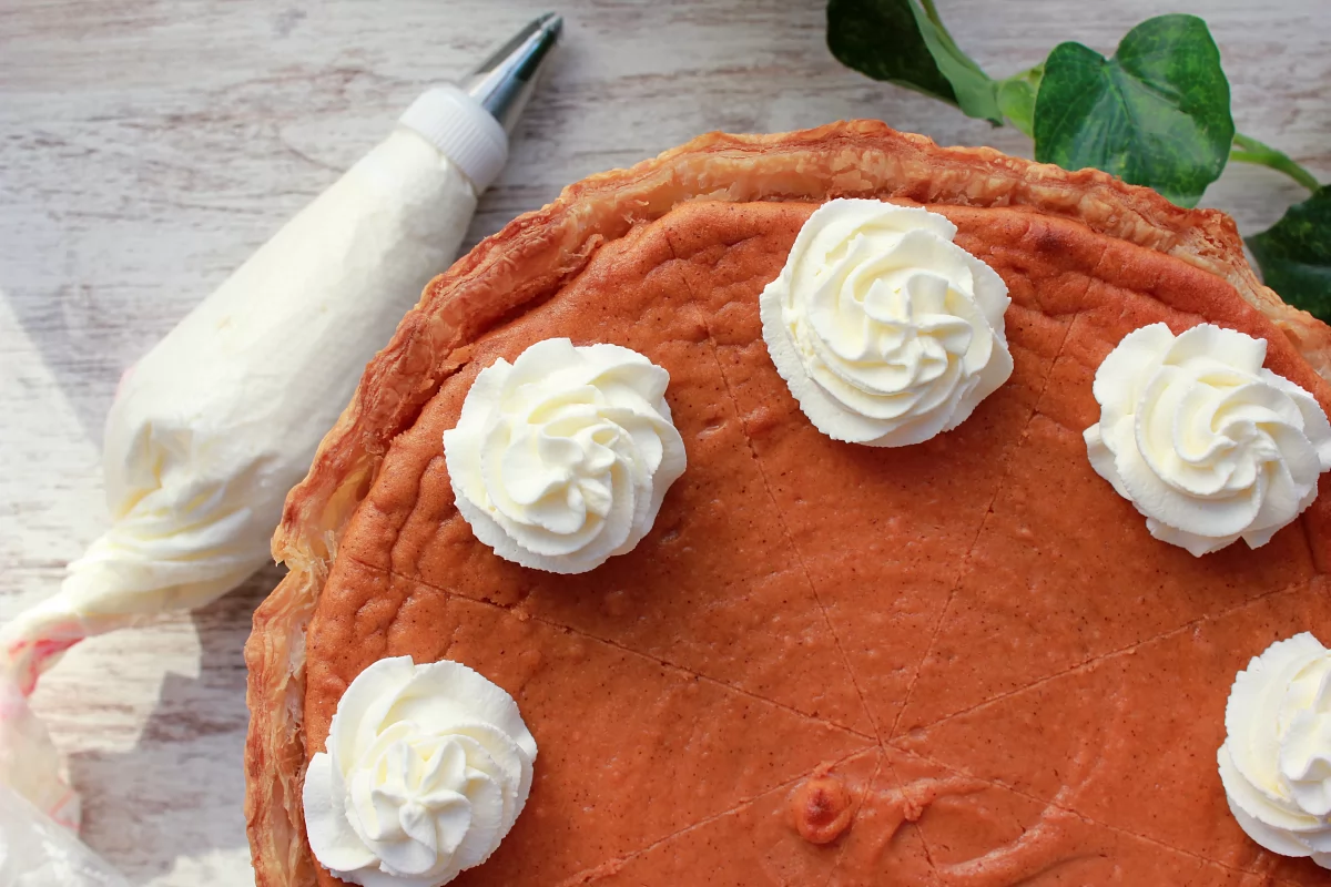 Decoración de la tarta de boniato con nata montada *