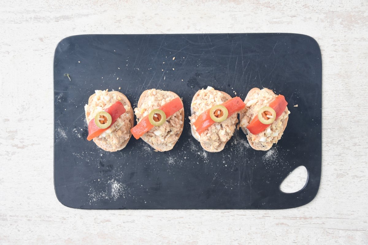 Decoramos con el pimiento y la olliva