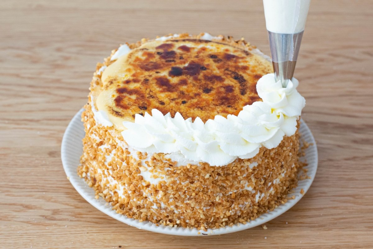 Decorate the San Marcos cake with cream