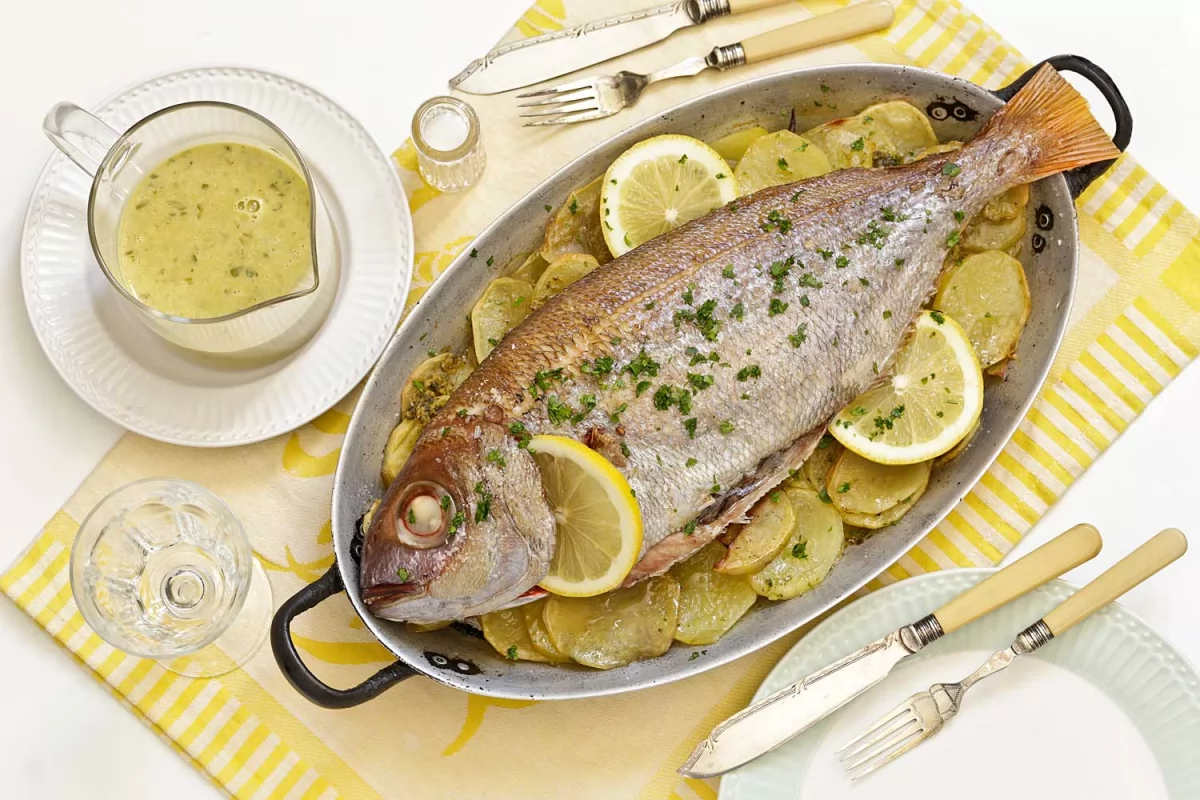 Decoramos el besugo con rodajas de limón *