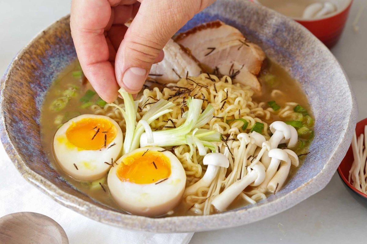 Decoramos el cuenco de ramen de cerdo