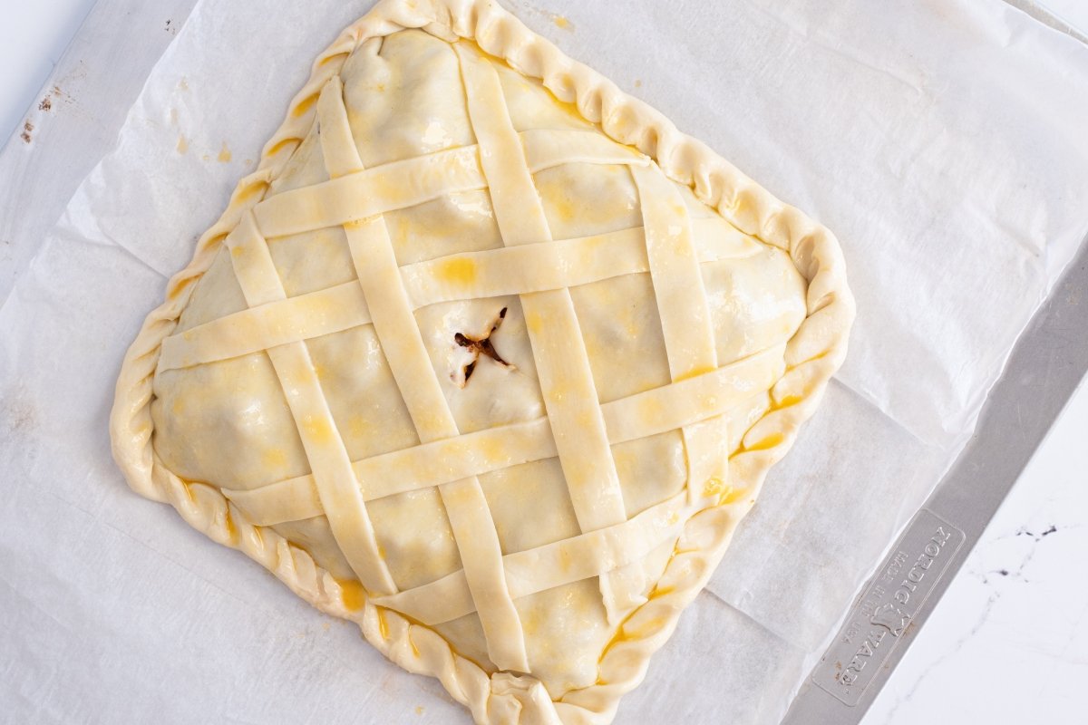 Decoramos la empanada con tiras de masa