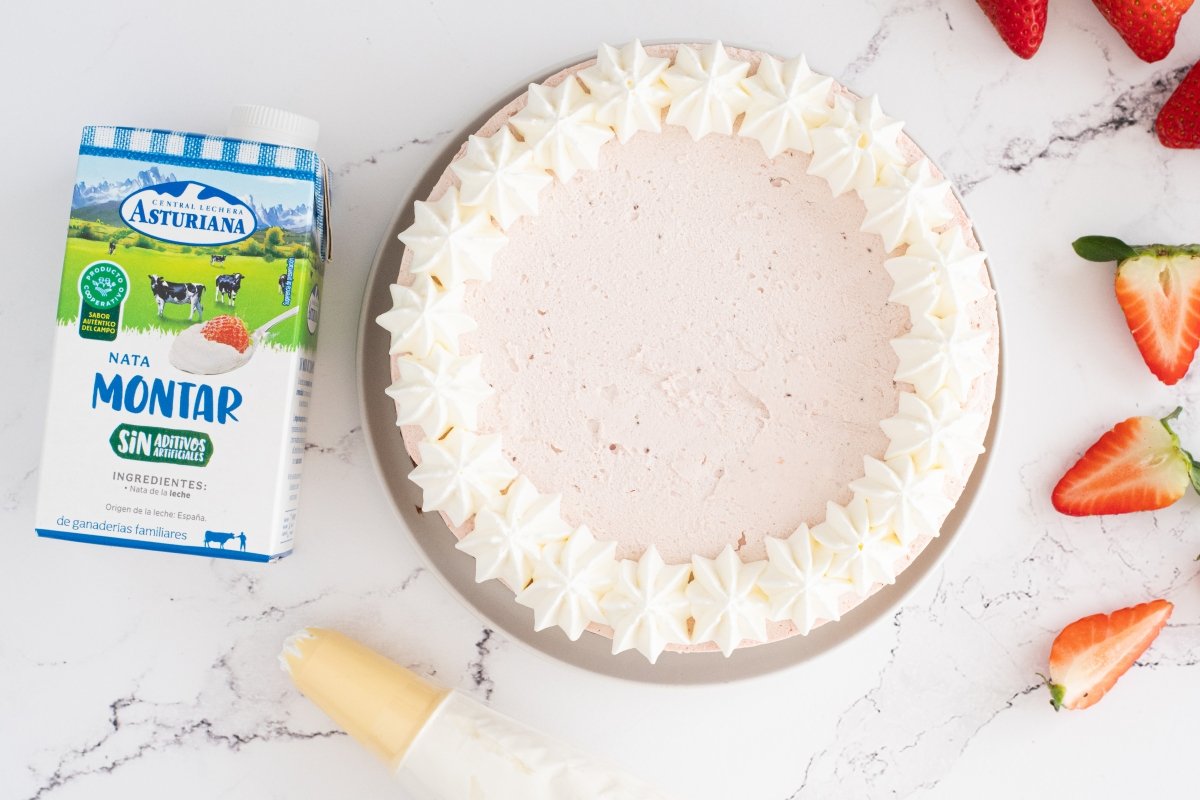 Decoramos la tarta con nata