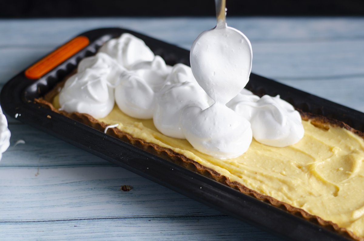We decorate the lemon pie cake with meringue