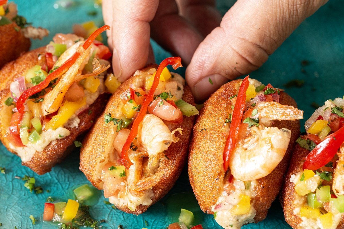 Decoramos los acarjé con la juliana de chile rojo fresco