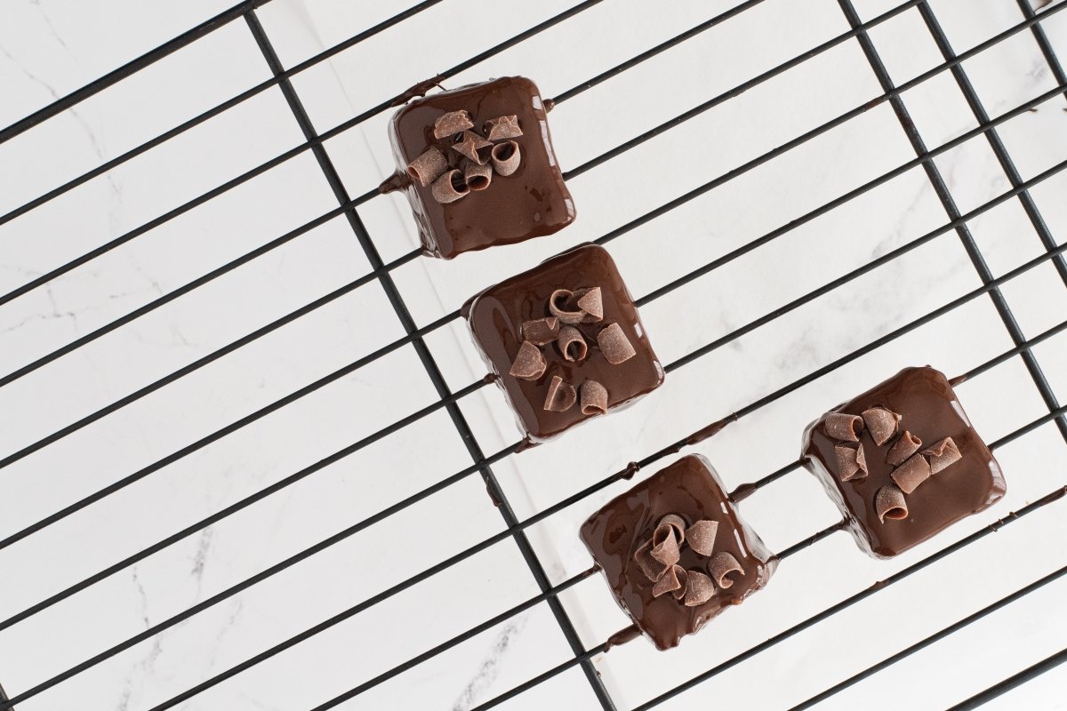 Decoramos los bizcochos de chocolate