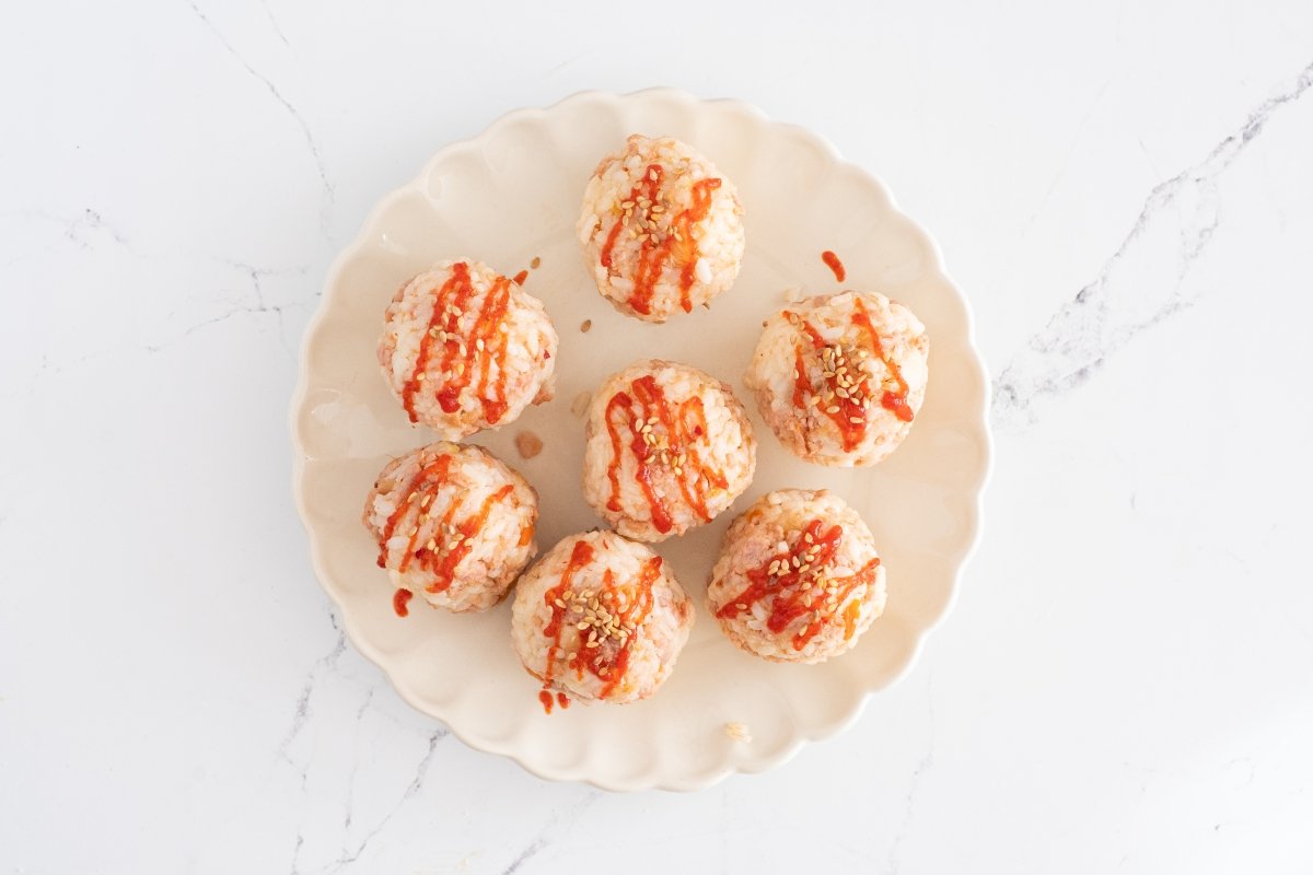 Decoramos los jumeok bap con salsa sriracha