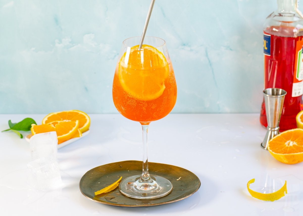 Decorando el Aperol Spritz con la rodaja de naranja
