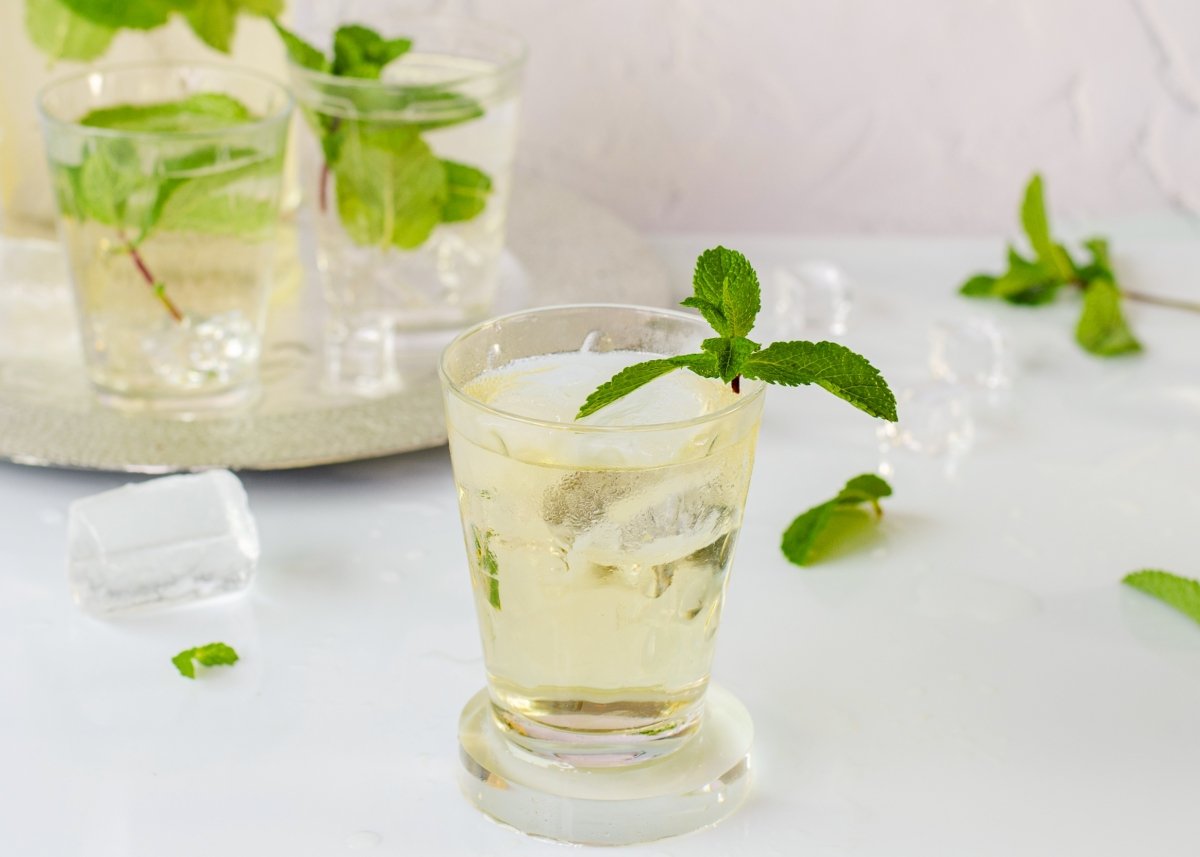 decorating the rebujito with mint