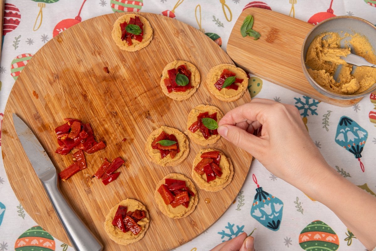 Decorando las tostaditas de los canapés de Navidad