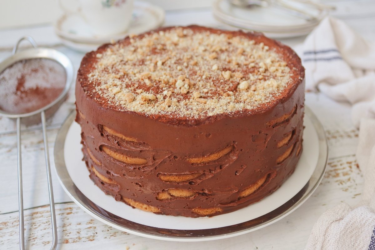 Decorar con galleta triturada marquesa de chocolate