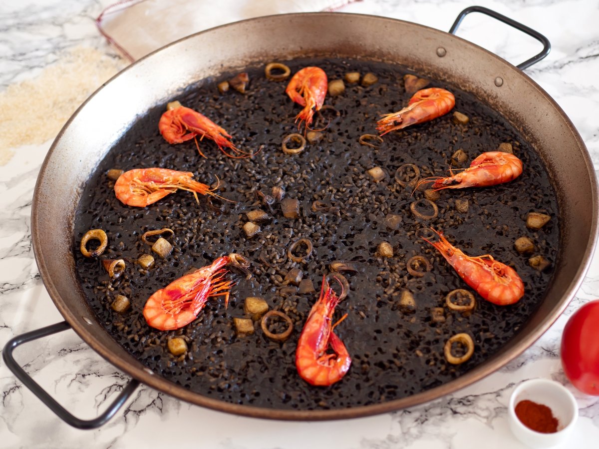 Decorar el arroz con gambas rojas y servir