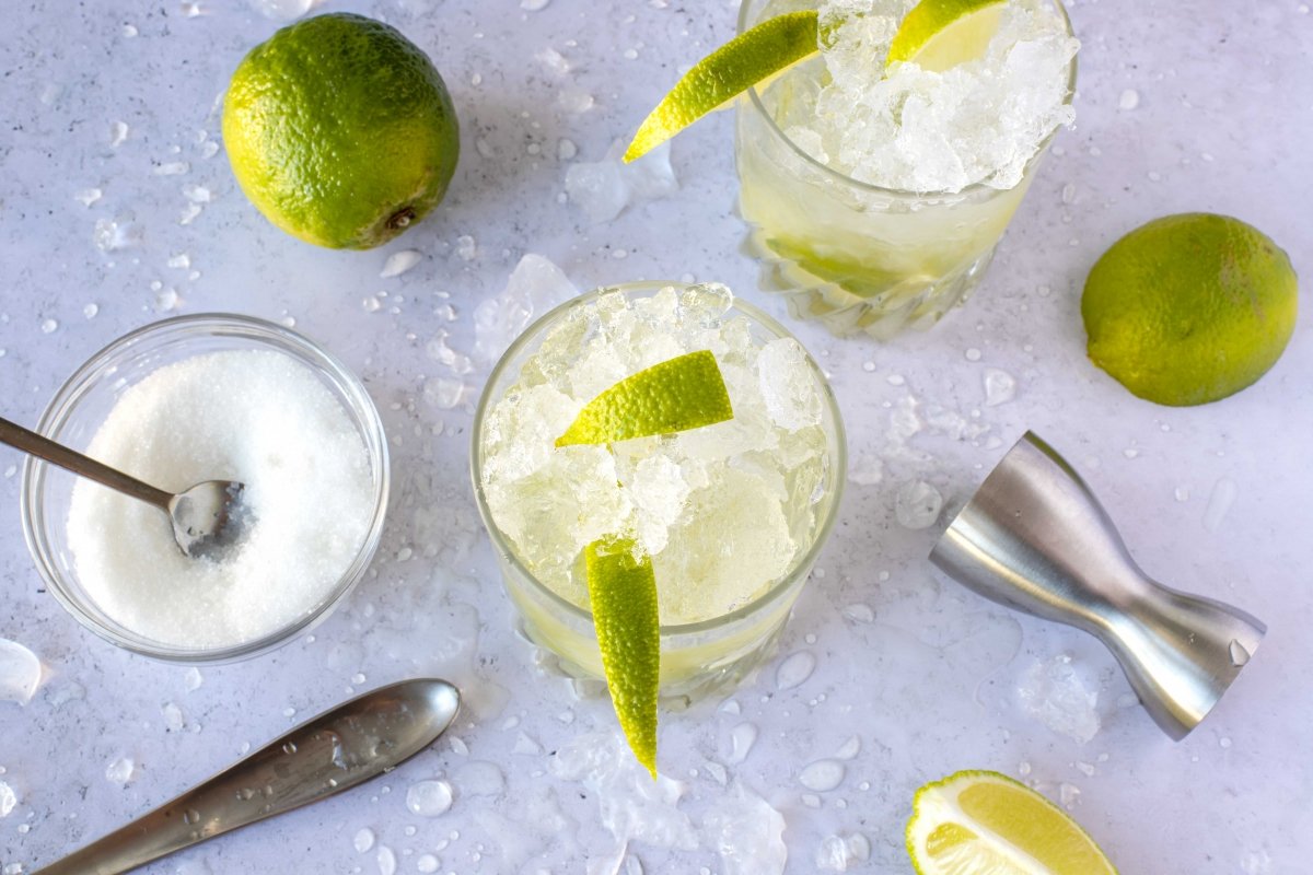 Garnish the caipiroska cocktail with limes