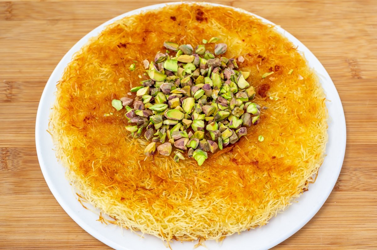 Decorar la kunafa con pistachos