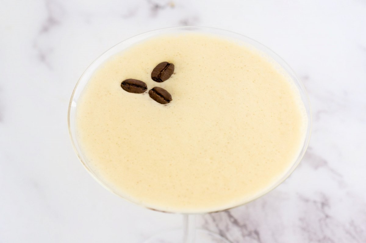Decorar y servir el espresso martini