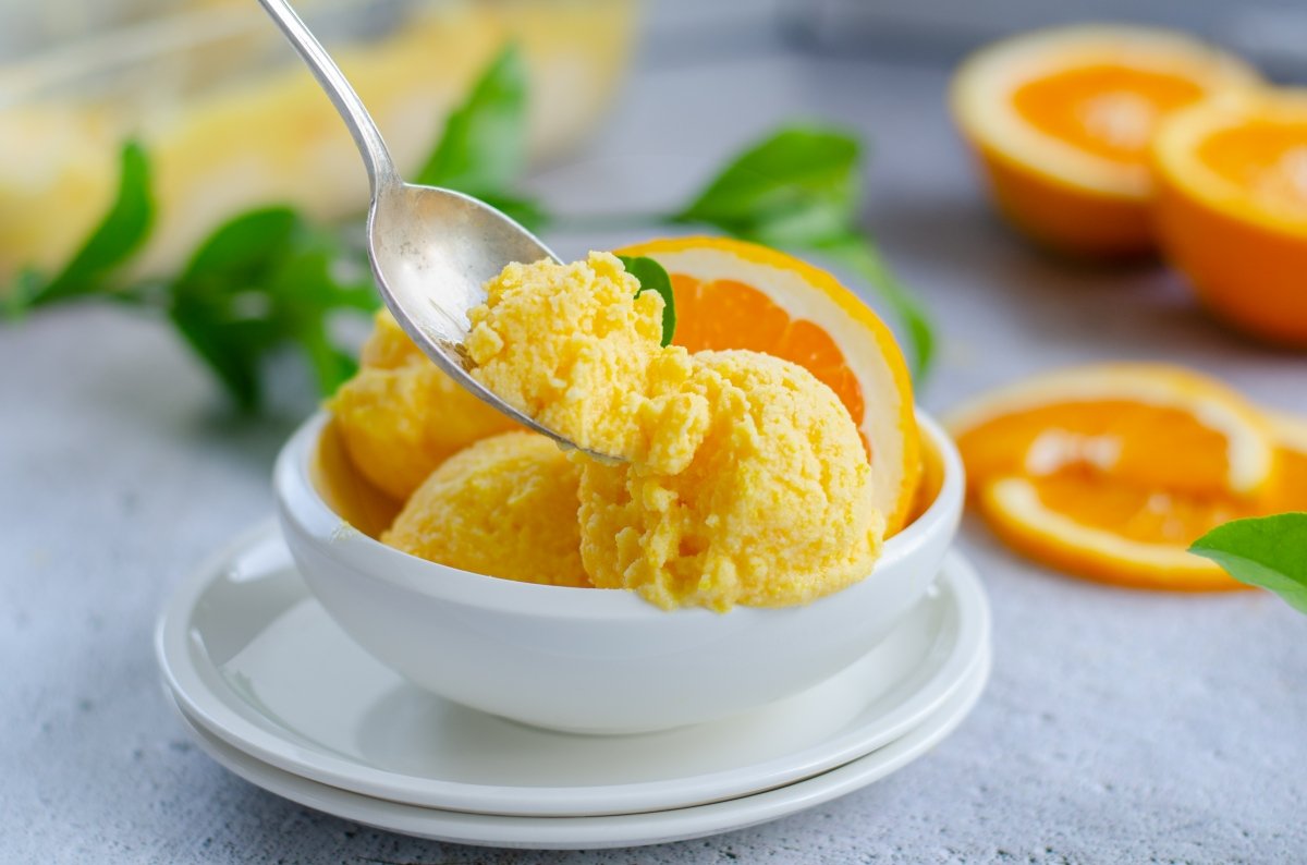 Degustando helado de naranja