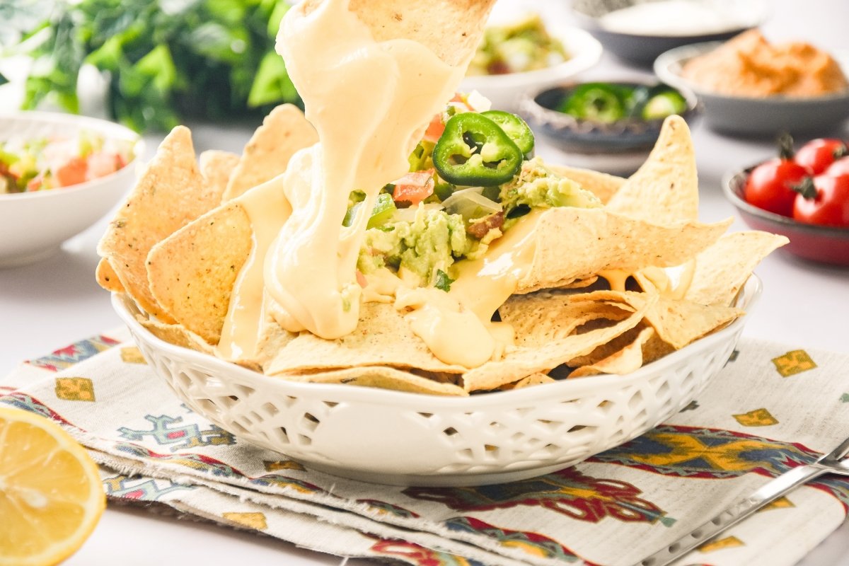 Degustando nachos con queso