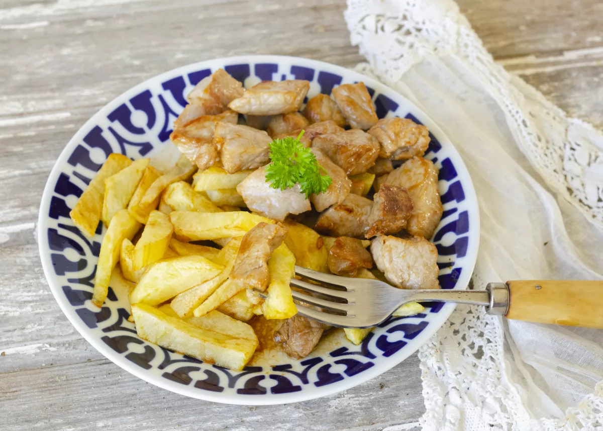 Degustando raxo gallego con patatas *