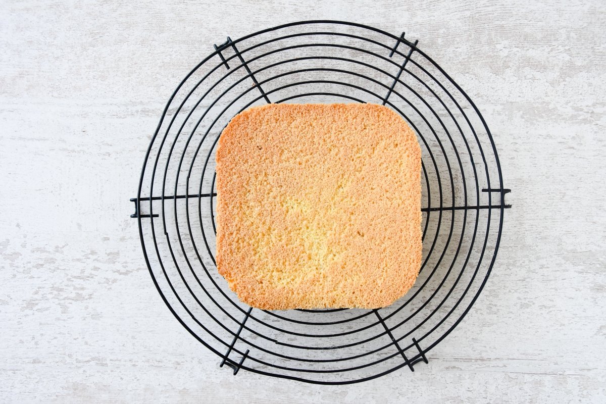 Dejamos enfriar el bizcocho para el tiramisú sin gluten