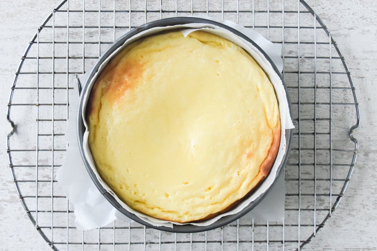 Dejamos enfriar la tarta de queso sin queso encima de una rejilla