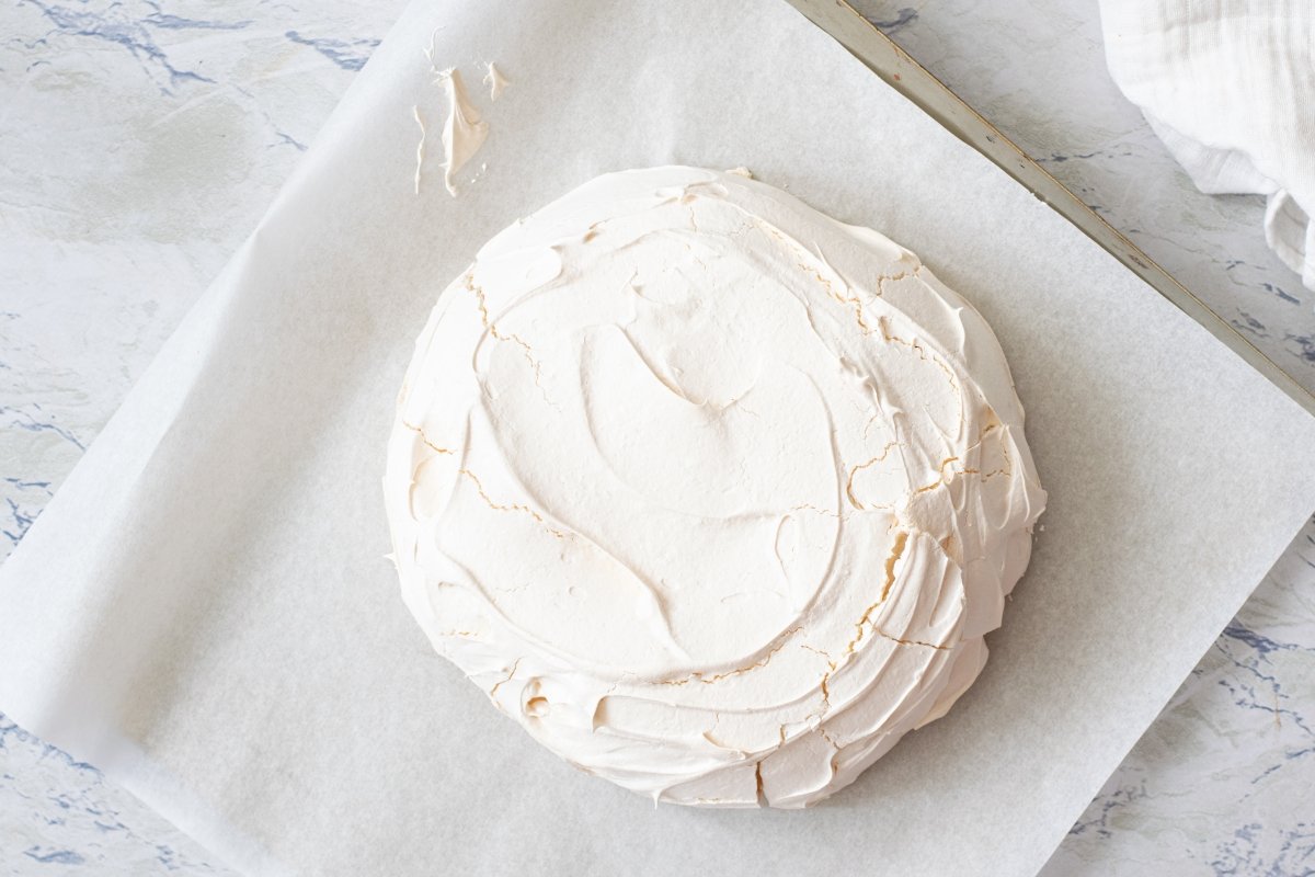 We let the baked meringue of the Pavlova cake cool completely.