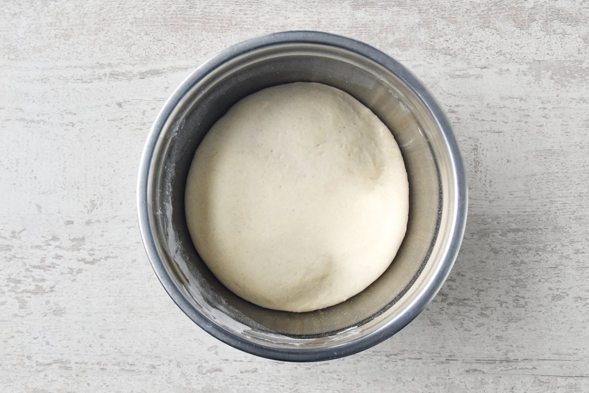 Dejamos levar la masa de pan para hot dog