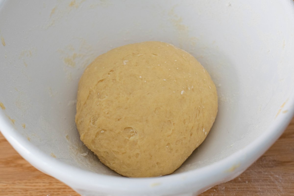 Let the dough for the cheese tequeños rest