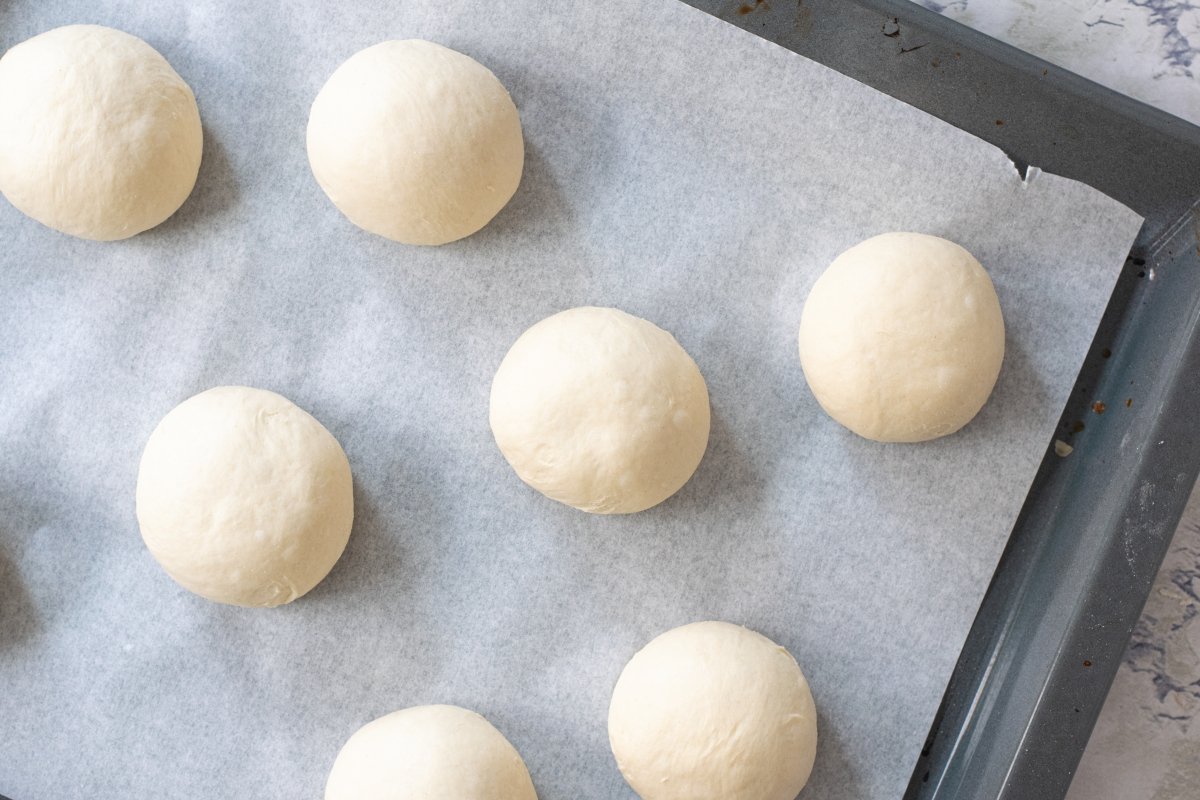We let the dough balls of the brioches rest