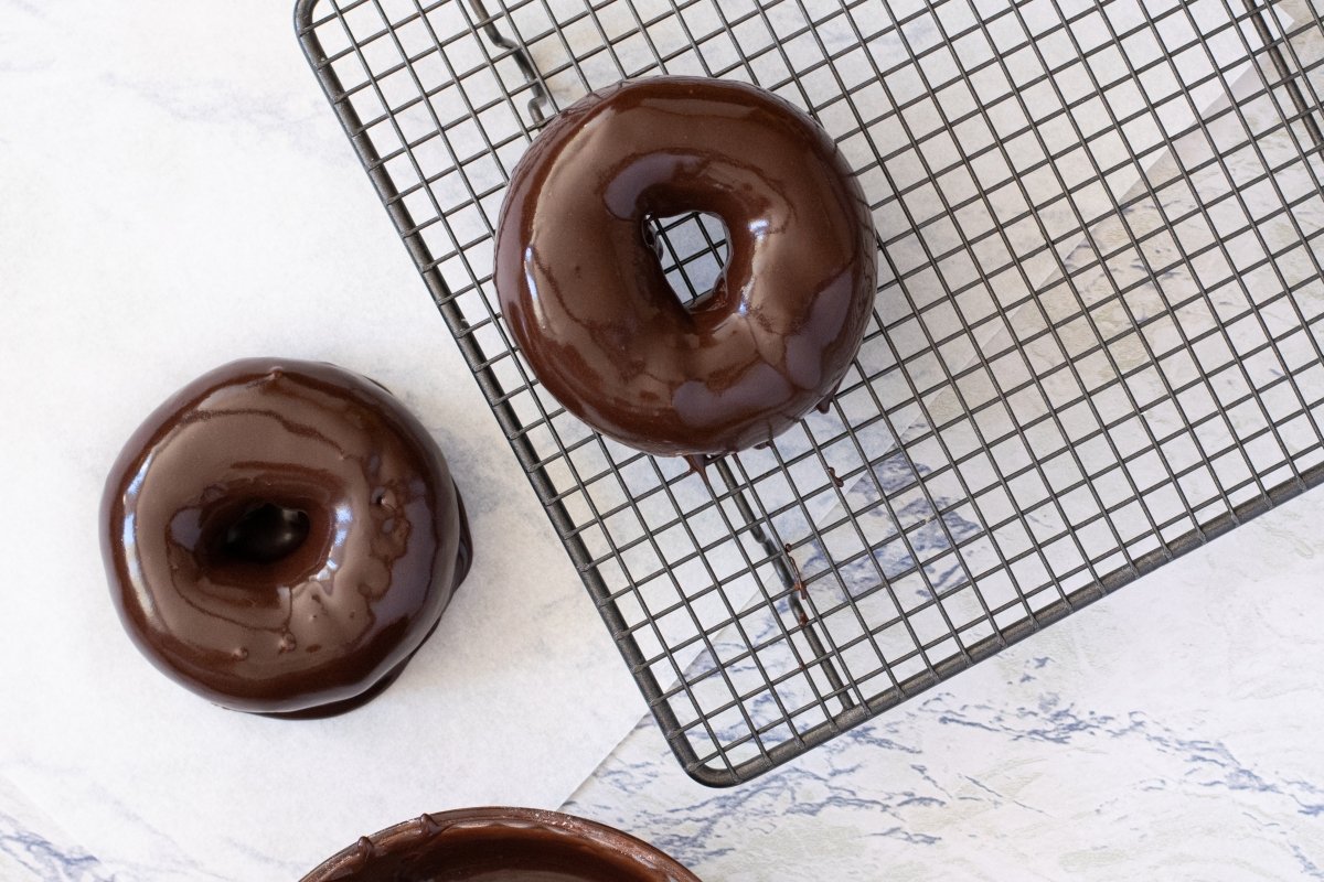 Dejamos secar el glaseado de los donuts de chocolate