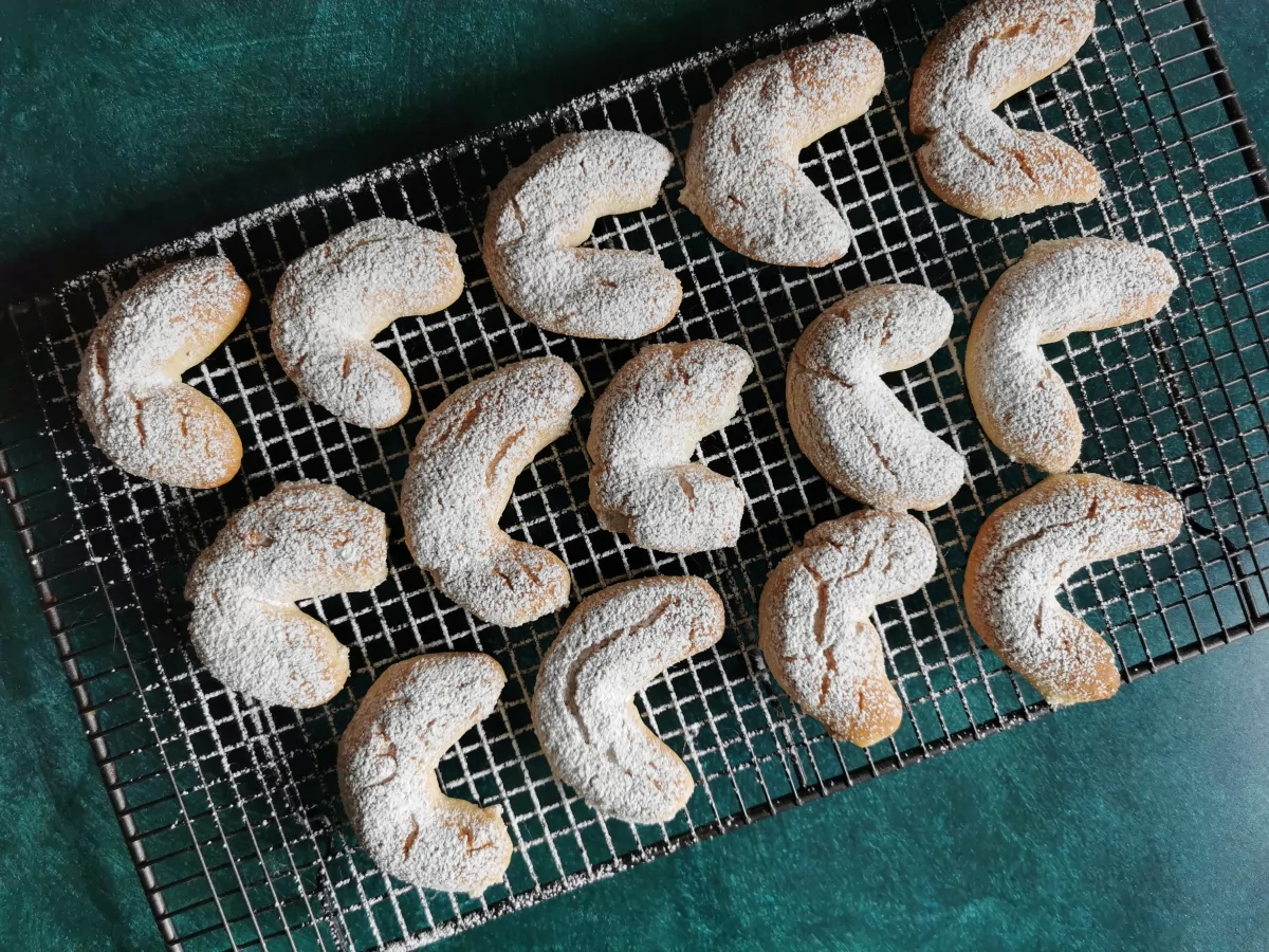 Kourabiedes (galletas de almendra griegas) 9 Dejar enfriar en una rejilla y espolvorear con abundante azúcar glas *