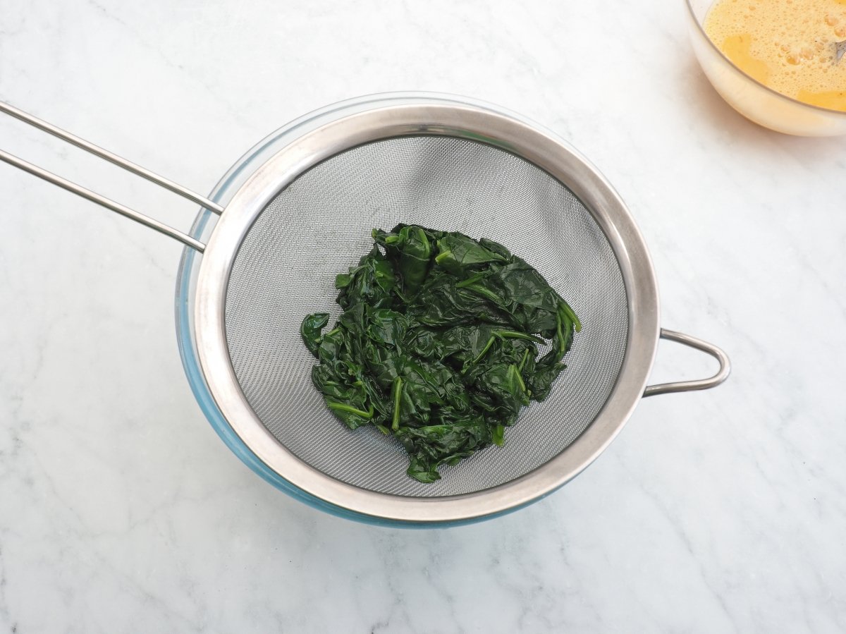 Dejar escurrir las espinacas cocinadas