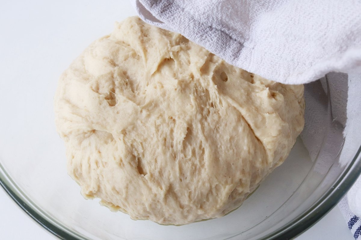 Let rise and cover the dough for the ham bread
