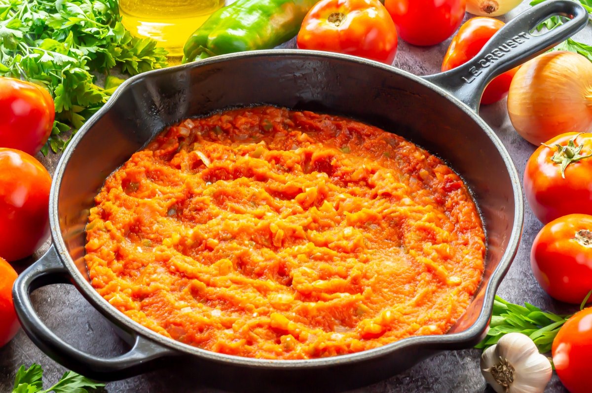 Dejar que reduzca la salsa de tomate