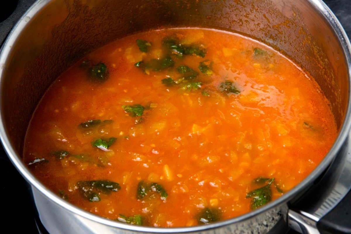 Dejar reducir la salsa de tomate para las coquinas