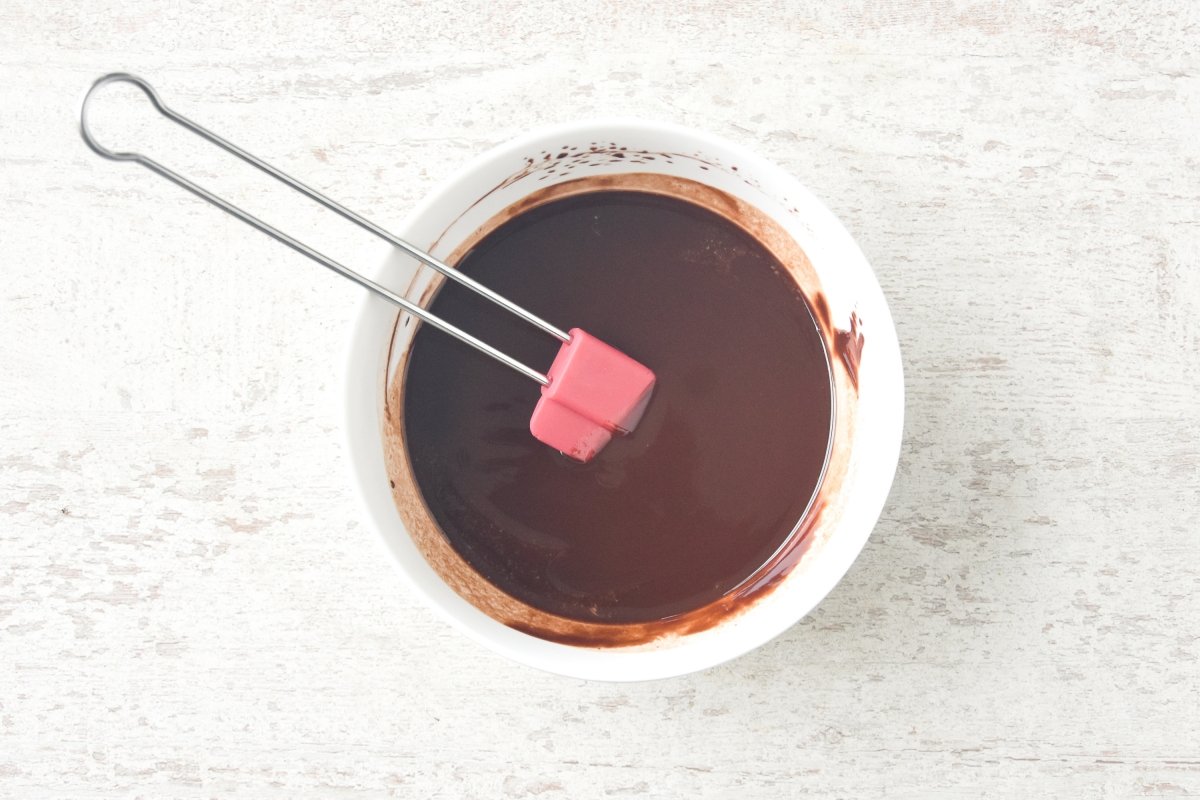 Derretimos el chocolate con la mantequilla