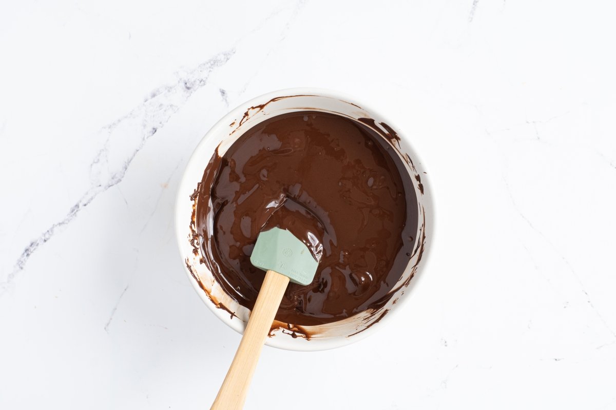 Derretimos el chocolate de la tarta vegana de chocolate