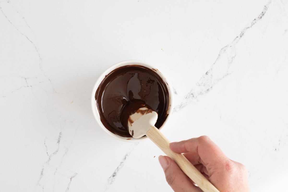 Derretimos el chocolate negro de los petit fours