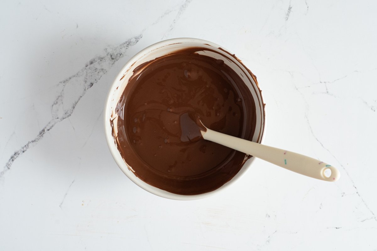 Derretimos el chocolate para los alfajores
